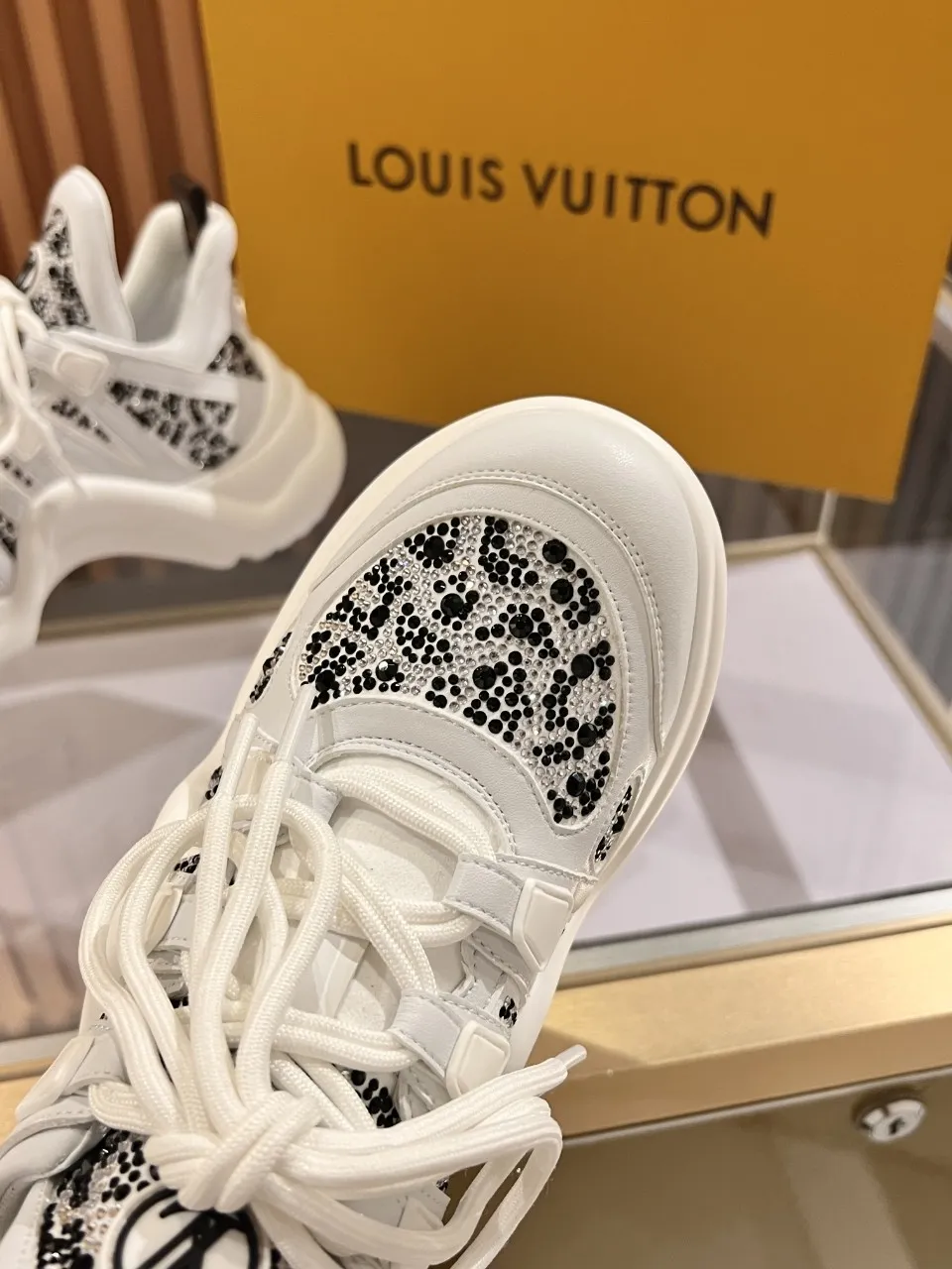 👟👟Ex-factory price 800👟👟 2025 new LV fancy black and white diamond model, high-end and elegant, showing long legs, casual sports dad shoes with heel height of about 5.5cm, 35-41